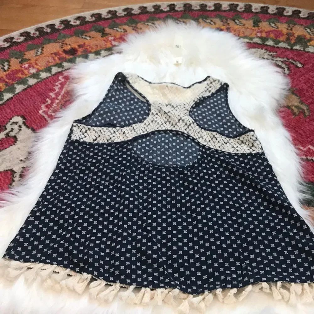 Woman’s Top - Picture 2 of 2